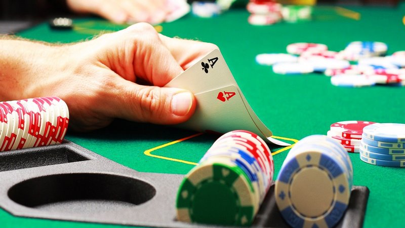Poker hay Xì tố đều là những trò chơi thu hút game thủ